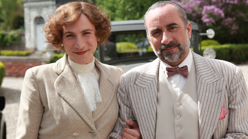 Les Petits Meurtres D Agatha Christie Series 1 Le Chat Et Les Souris The Cat And The Mice Based On Cat Among The Pigeons