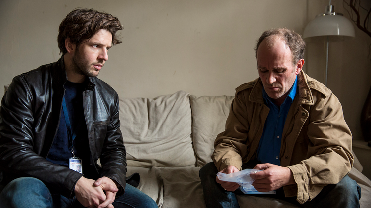 Suspects Series 4 Episode 1 With none of the suspects willing to grass on their comrades, the team lead a manhunt for a missing satellite navigation system, which could lead them to the location where they suspect the missing man's body has been buried. suspects series 4 episode 1